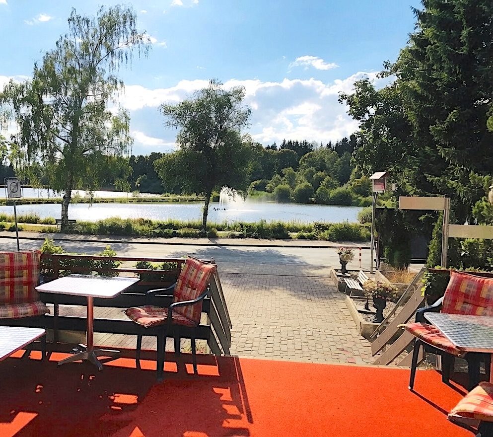 Seeterrasse mit Blick über den See · Lakeside terrace